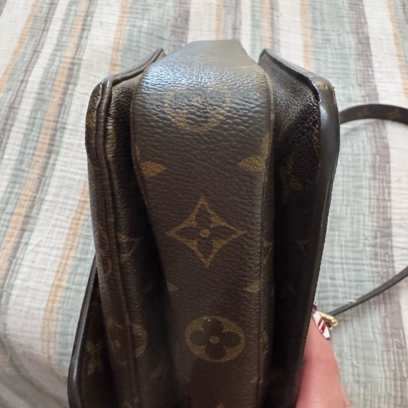 Authentic LV Pochette Métis Monogram - Picture 9 of 14